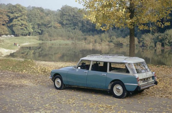 Стандартната каросерията на Citroen DS е четириврат седан. През октомври 1958 г. е добавен ID 19 Break, версия комби. През същата година е пуснат двуврат кабриолет от парижкото студио Henri Chapron. От последния обаче са произведени само няколко бройки - малко над 1300.
